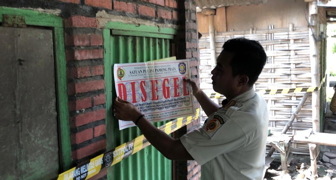 Petugas melakukan penyegelan warung remang-remang yang ada di Desa Ngrame, Kecamatan Pungging, Kabupaten Mojokerto (Redaksi / Kabarterdepan.com) 