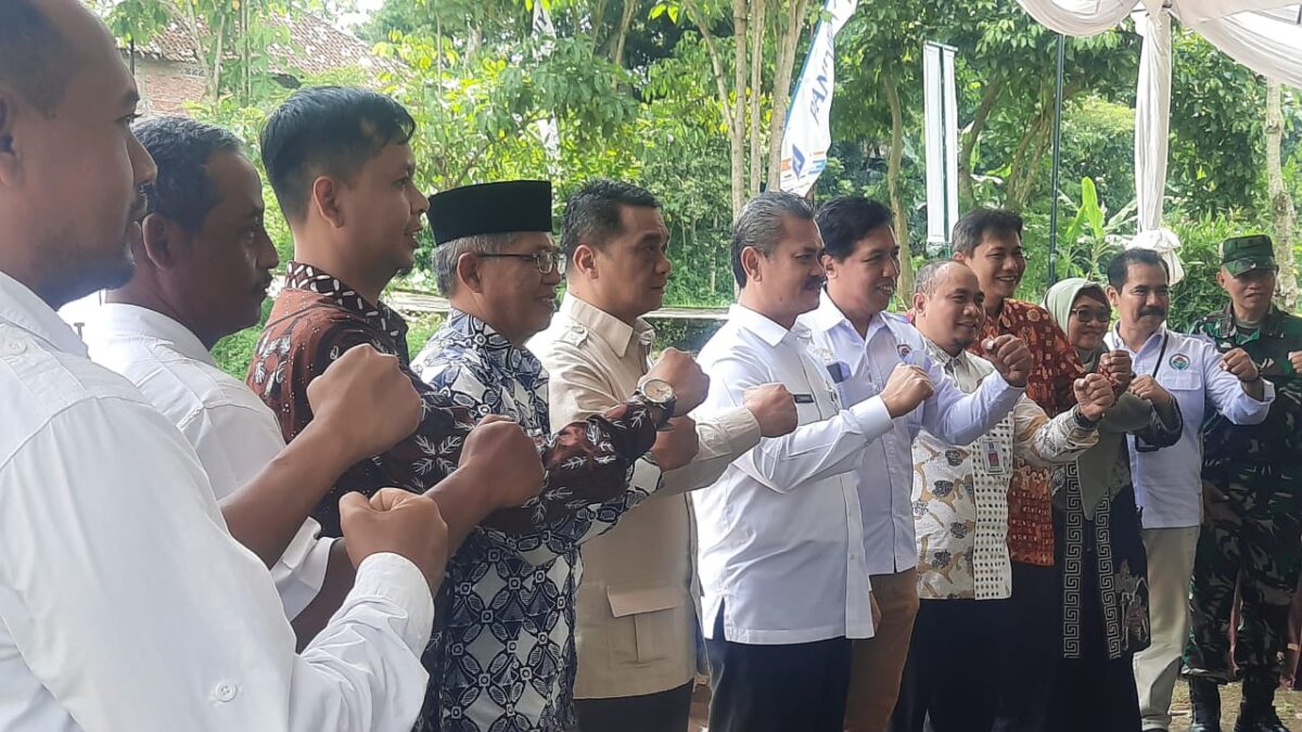 IMG 20250228 WA0125 1 Wakil Menteri Desa dan Pembangunan Daerah Tertinggal (PDT), Ahmad Riza Patria melakukan groundbreaking pembangunan SPPG Badan Bergizi Nasional (BGN) 23 titik di DIY, Jumat (28/2/2025) (Foto: Hadid Husaini/kabarterdepan.com)