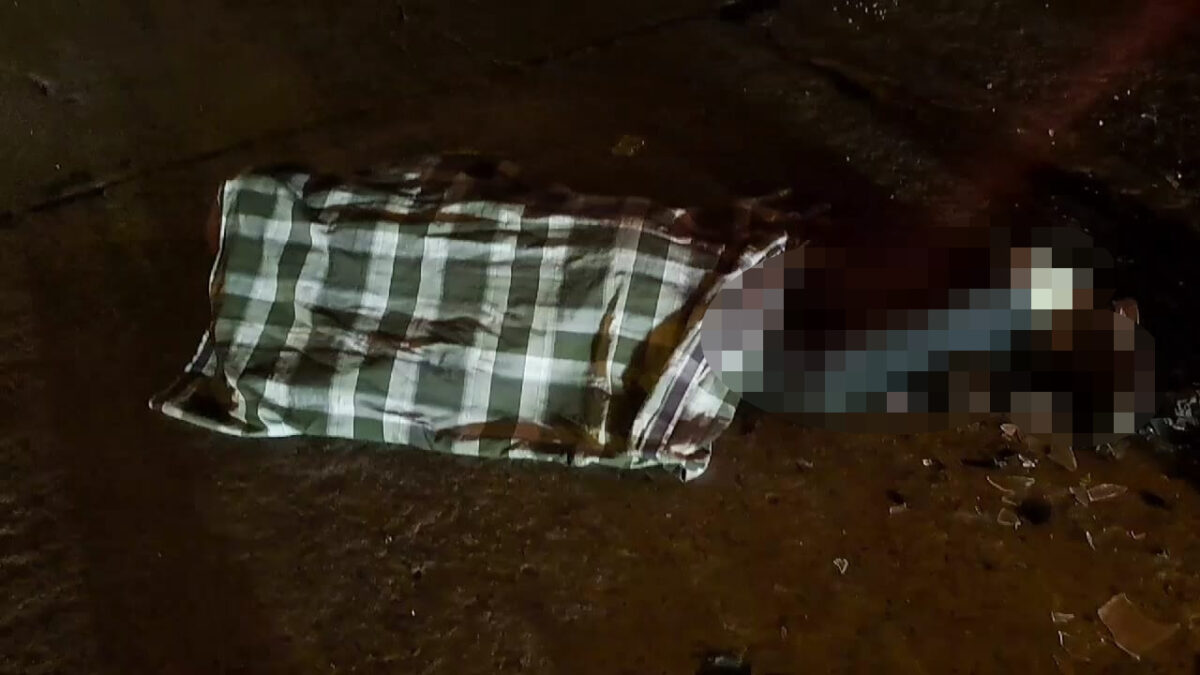 IMG 20250206 224532 1 Kondisi korban tergeletak usai menabrak truk parkir di Jalan Raya Desa Pekukuhan, Kecamatan Mojosari, Kabupaten Mojokerto, Kamis (6/2/2025) malam (Redaksi / Kabarterdepan.com)