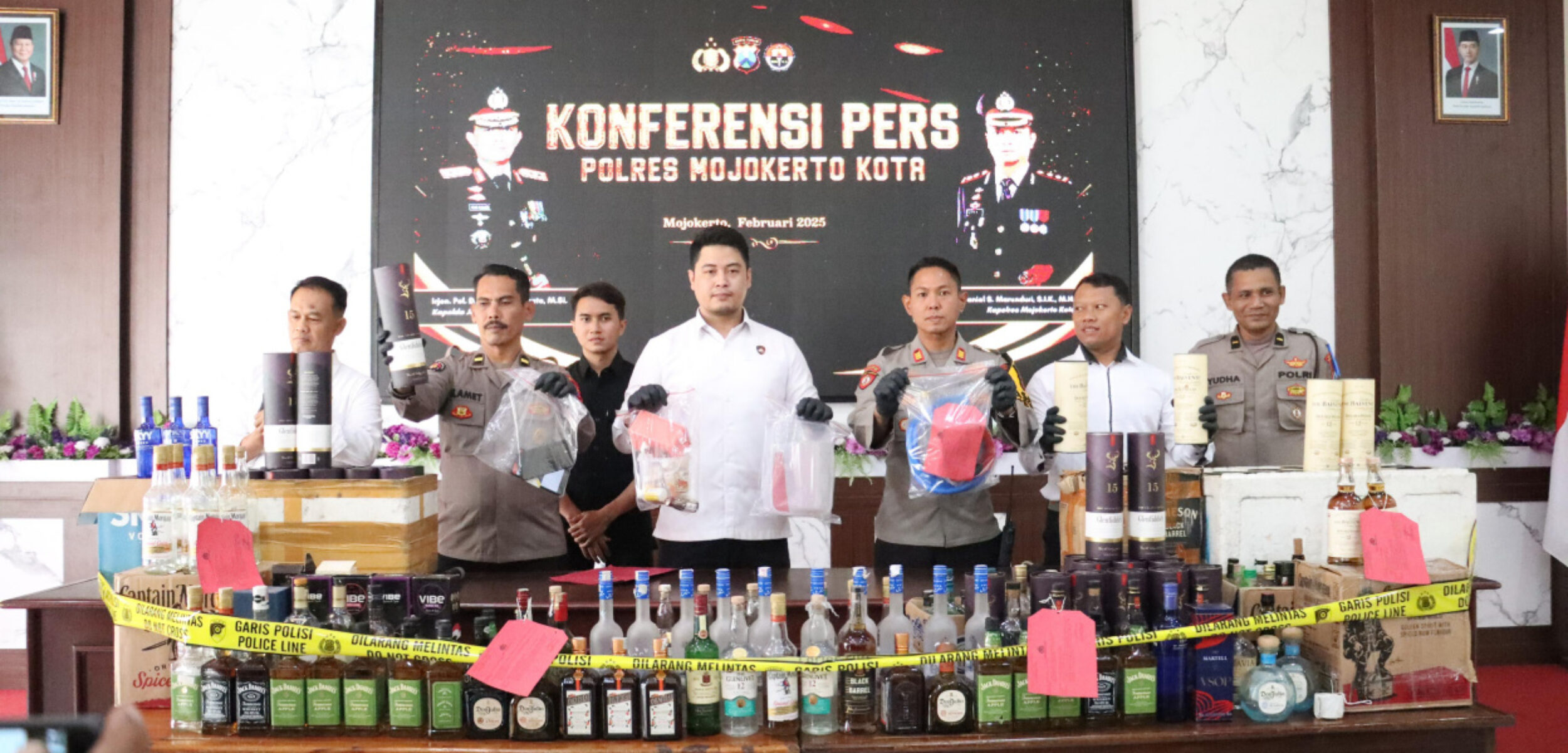 Konfrensi pers pemalsuan minuman beralkohol di Mapolres Mojokerto Kota, Senin (10/2/2025) (Redaksi / Kabarterdepan.com) 