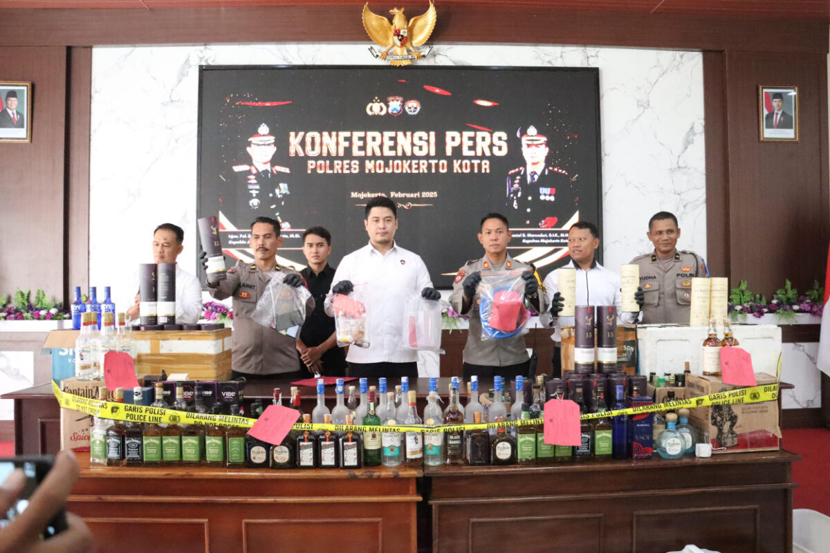 Konfrensi pers pemalsuan minuman beralkohol di Mapolres Mojokerto Kota, Senin (10/2/2025) (Redaksi / Kabarterdepan.com) 