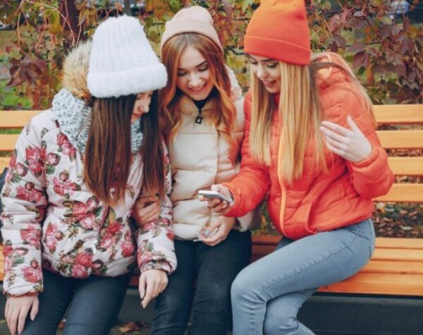 On-Point di Setiap Musim, Ini 7 Tips Sweater Fashion yang Bikin Tampil Stylish