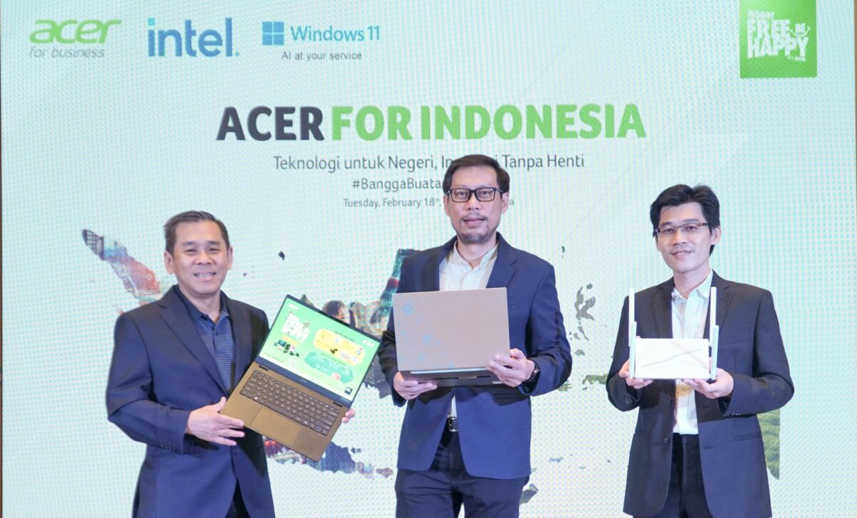 Kiri kanan Rudy Sumadi Commercial Sales Director Acer Indonesia Riko Gunawan Product Solutions Director Acer Indonesia dan Antony Widjaja Commercial Product Manager Acer Indonesia 2.JPG