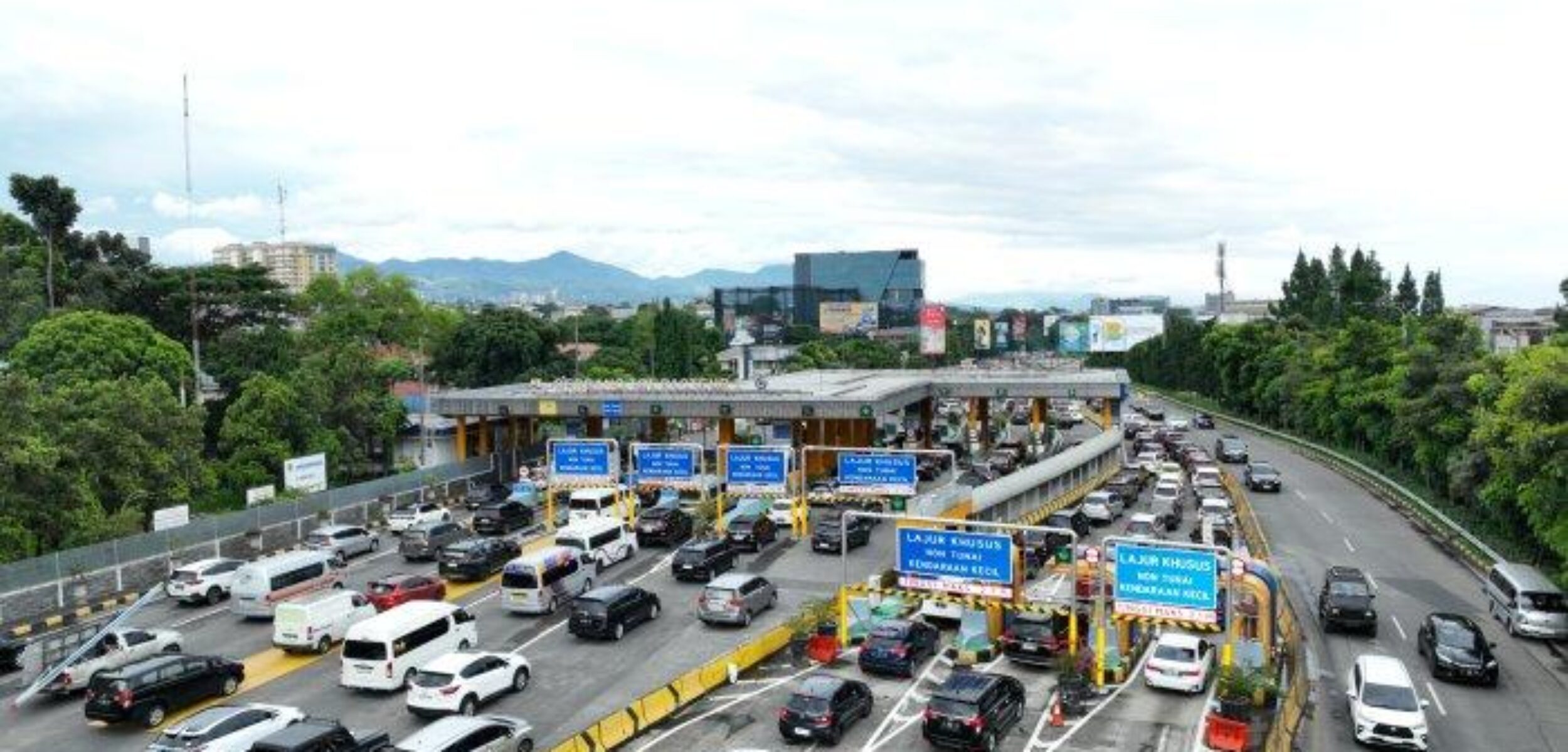 Kondisi arus lalu lintas di Gerbang Tol Pasteur Senin 30122024