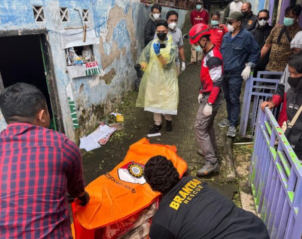 Gercep, Tim Inafis Polres Batu Evakuasi Penemuan Mayat di Kelurahan Temas