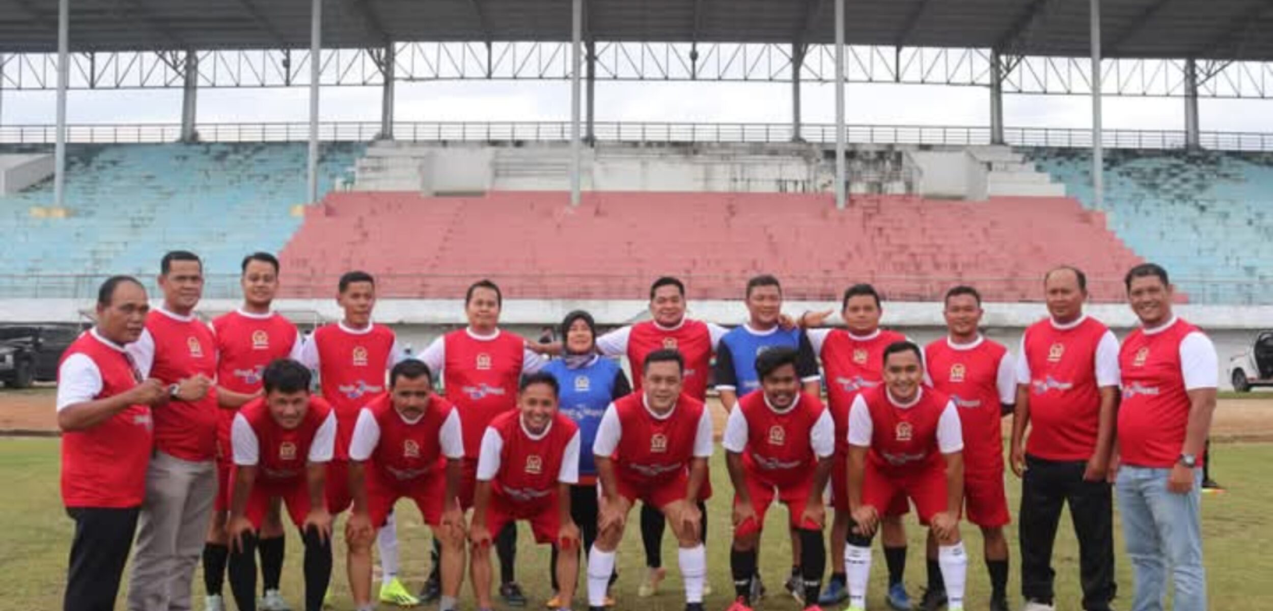 DPRD Kabupaten Dharmasraya Unjuk Skill Berikan Penampilan Memukau Melawan Kesebelasan OPD