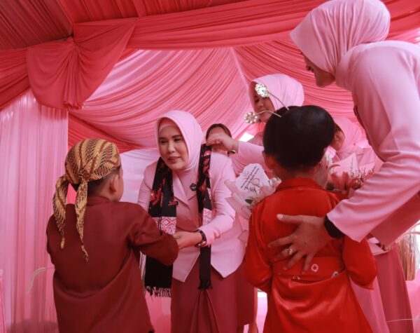 Yayasan Kemala Bhayangkari (YKB) Daerah Jawa Timur Gelar Pembagian Makanan Bergizi di Blitar