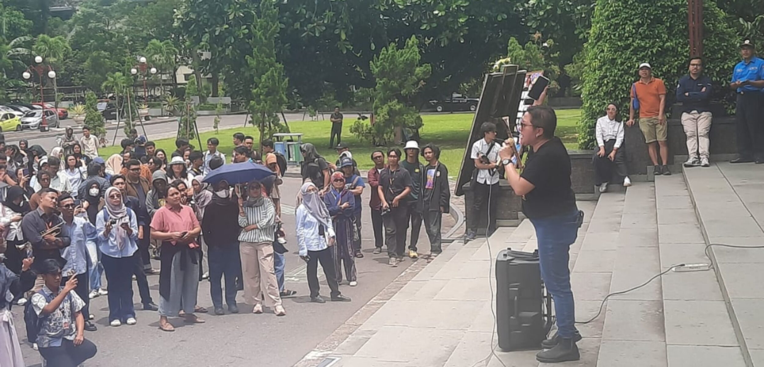 Dosen-Mahasiswa Tumpah Ruah di Balairung UGM, Suarakan Diskriminatifnya Kebijakan Tukin 2024