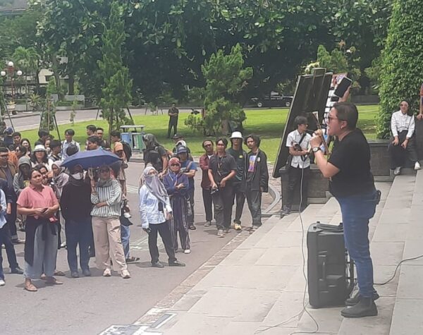 Dosen-Mahasiswa Tumpah Ruah di Balairung UGM, Suarakan Diskriminatifnya Kebijakan Tukin 2024