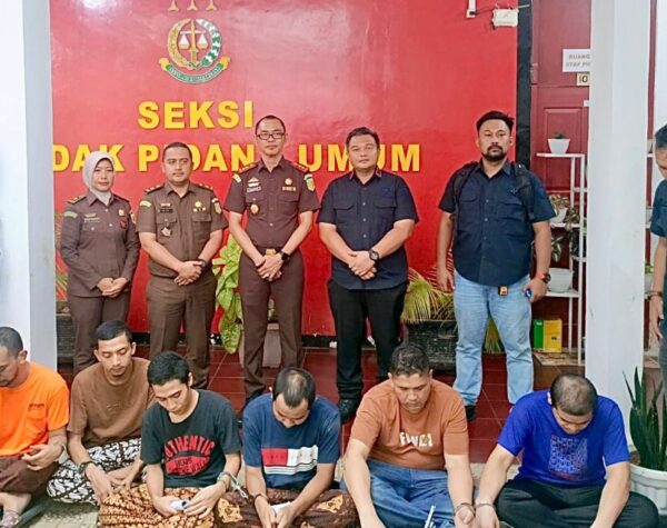Kejari Pasaman Terima Penyerahan Tersangka Narkotika dari BNN Sumbar, Barang Bukti Ratusan Bal Ganja
