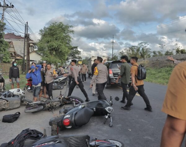 Geber Motor di Depan Polres Blitar, Sekelompok Pemuda Diduga dari Perguruan Silat Diamankan