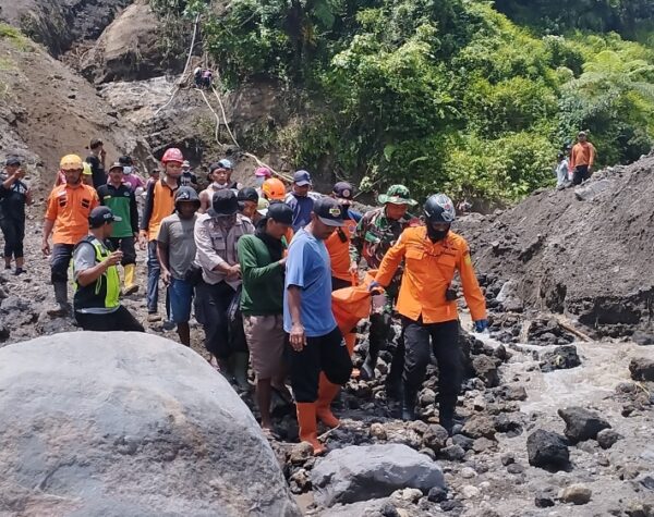 Korban Tertimbun Longsor di Kawasan Sungai Kali Putih Blitar Berhasil Dievakuasi