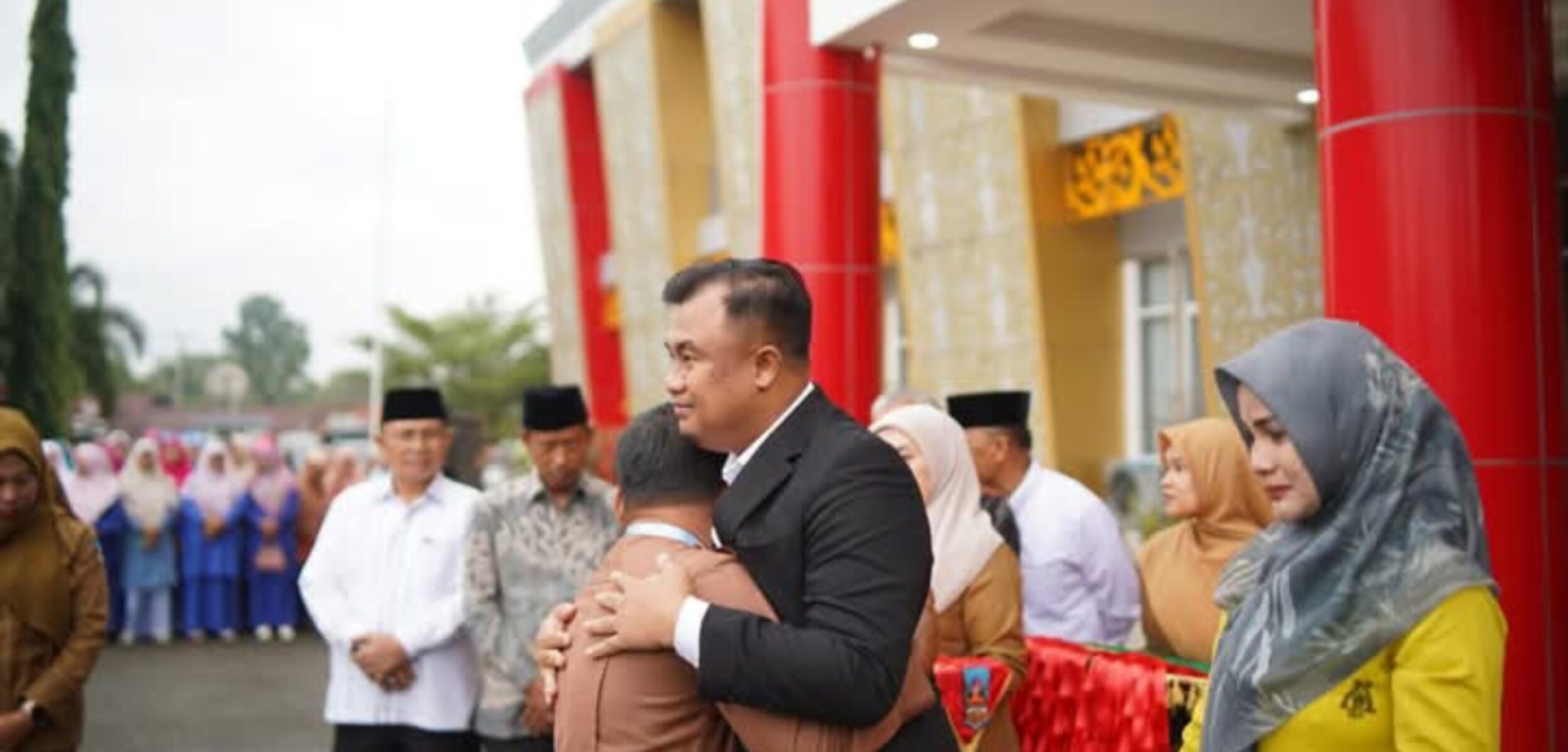 Suasana Haru Iringi Pamit Sutan Riska dan Istri kepada ASN Dharmasraya