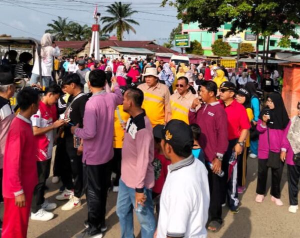 Peringati HUT Nagari Sungai Duo, DPRD Kabupaten Dharmasraya Ikuti Jalan Santai Bersama Masyarakat
