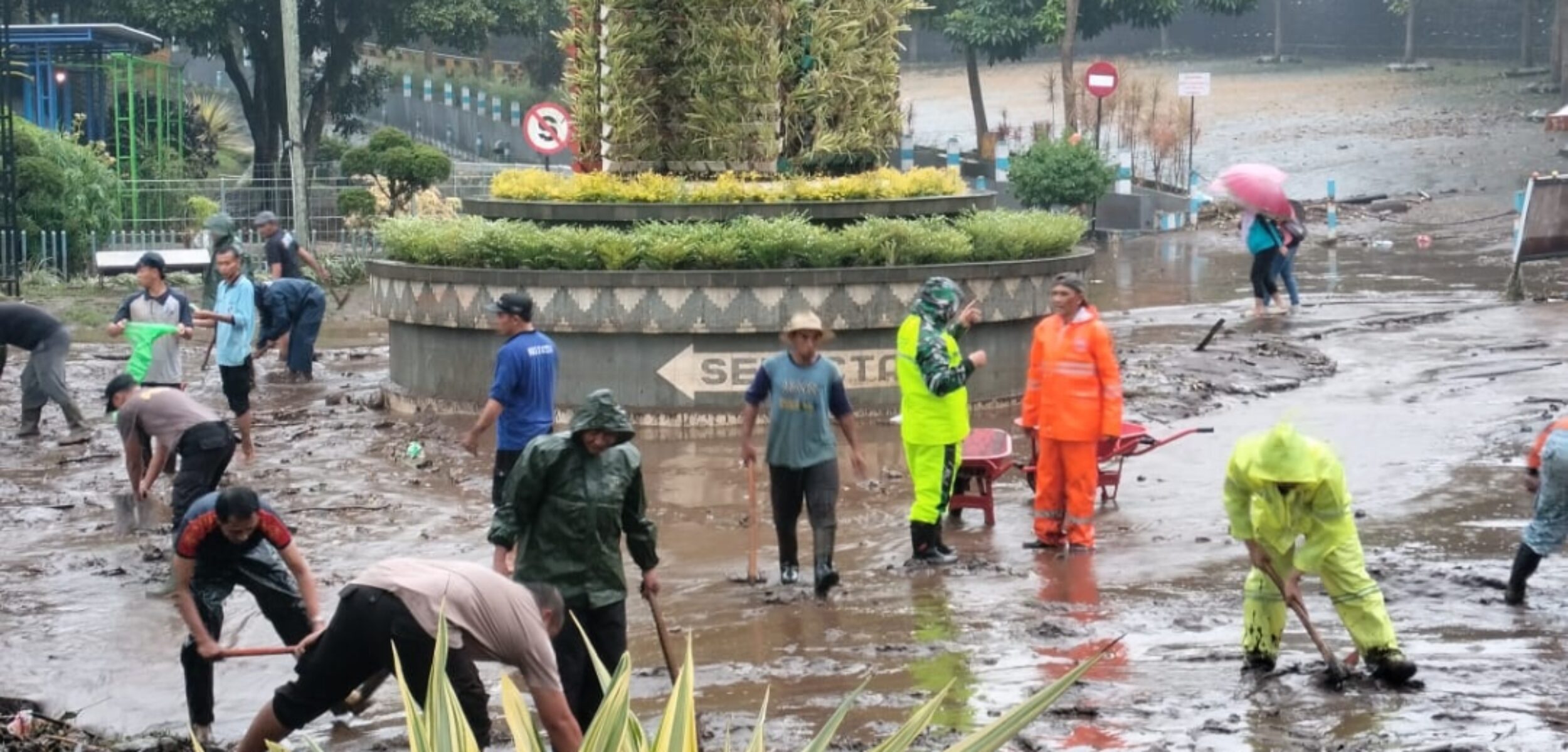 Polsek Bumiaji dan BPBD Gerak Cepat Atasi Luapan Air di Selecta Batu