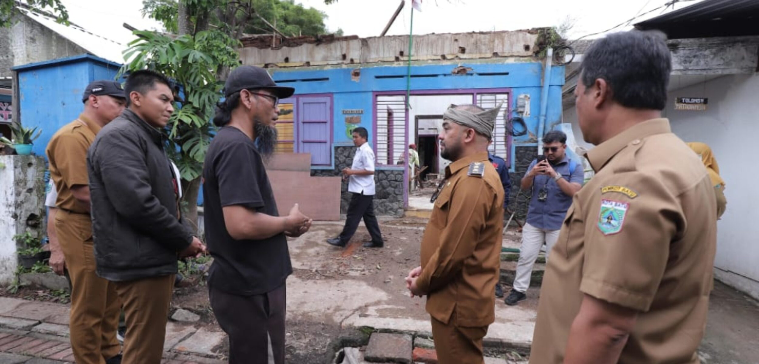 Wawali Kota Batu Berikan Bantuan Renovasi Atap Rumah Warga yang Ambruk