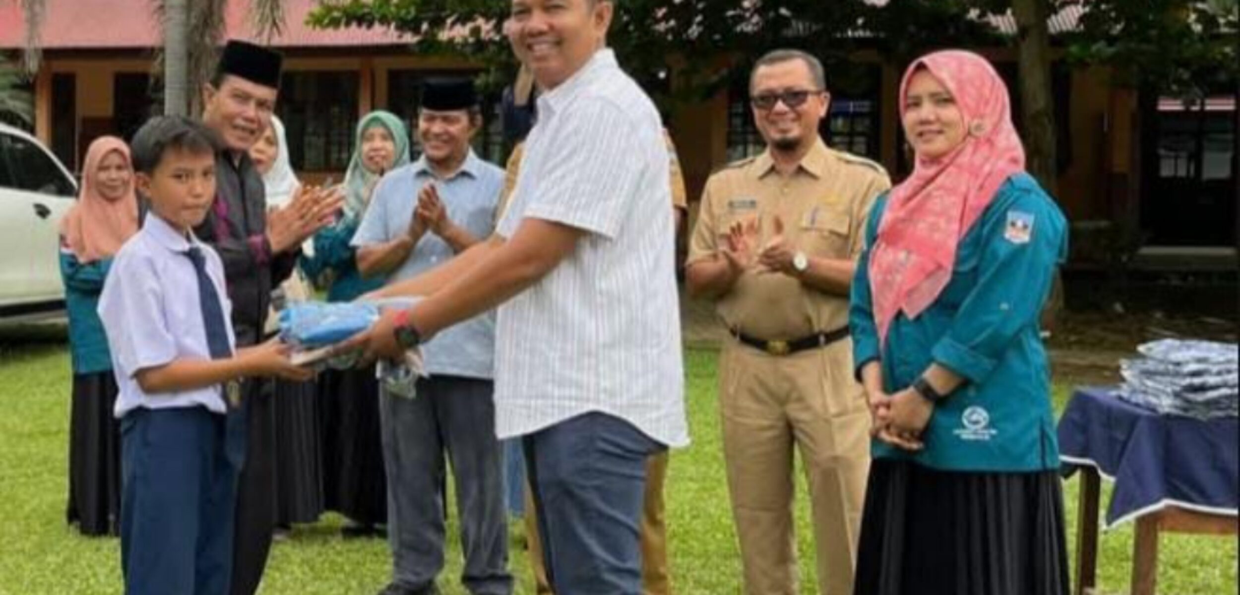 Anggota DPRD Dharmasraya Sutan Riki jadi Donatur Program Baju Gratis untuk SMPN 3 Sitiung