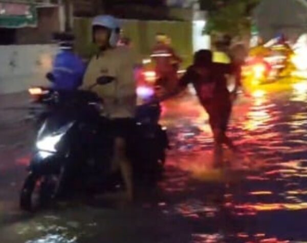 Hujan Deras 3 Jam Sebabkan Banjir di Tulungagung, Ratusan Rumah Terendam dan Kendaraan Mogok