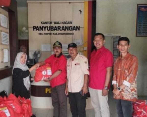 Dua Anggota DPRD Dharmasraya Fraksi PDIP Salurkan Bantuan Korban Banjir di Timpeh