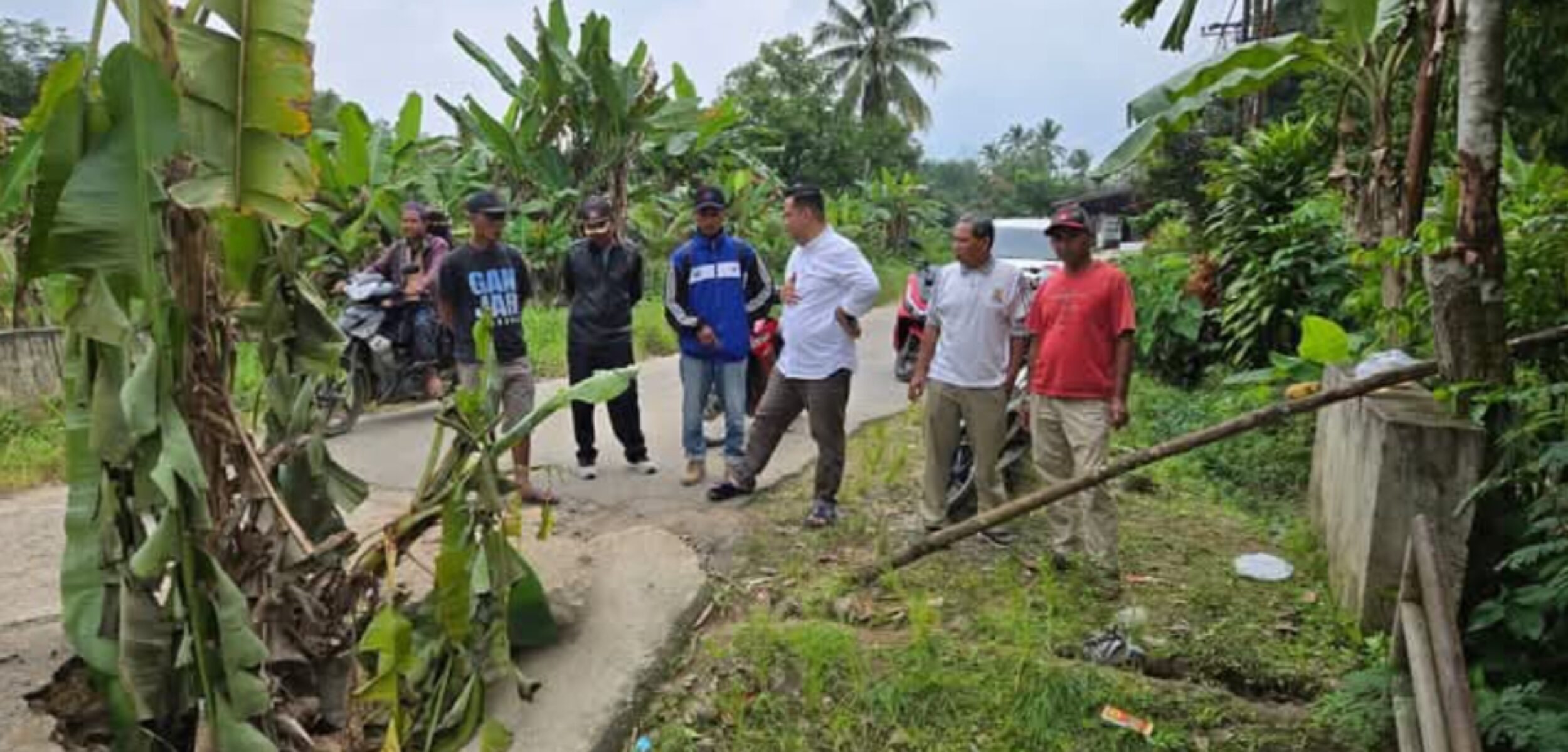 Ketua DPRD Dharmasraya Tinjau Lokasi Jembatan Putus di Nagari Kurnia Selatan