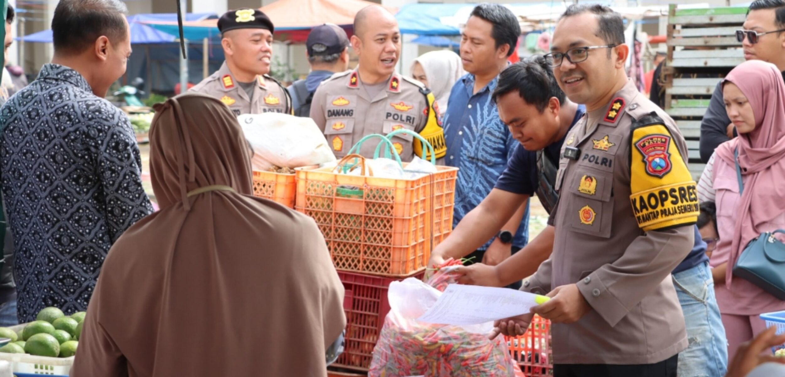 Pastikan Stok Bahan Pokok, Kapolres Batu dan Diskoperindag Sidak Pasar Induk Among Tani