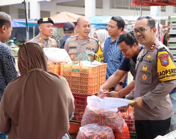 Pastikan Stok Bahan Pokok, Kapolres Batu dan Diskoperindag Sidak Pasar Induk Among Tani