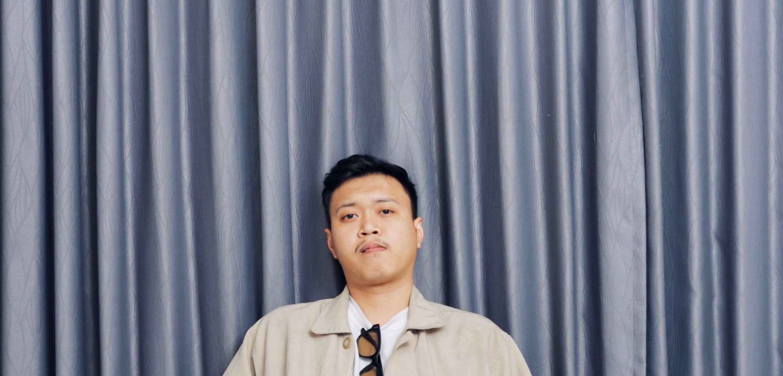 Arom Dywarna Tuliskan Kerinduan Kepada Sang Kekasih di Single Debut ‘Aksarindu’