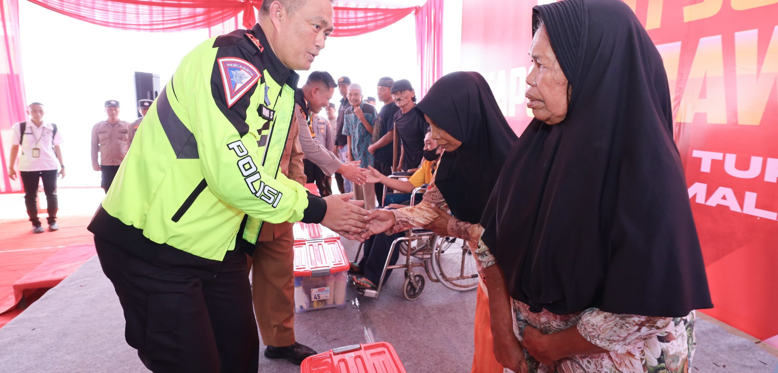 Patroli Jarak Jauh Naik Motor, Kapolda Jatim Beri Bantuan Sembako untuk Warga Malang