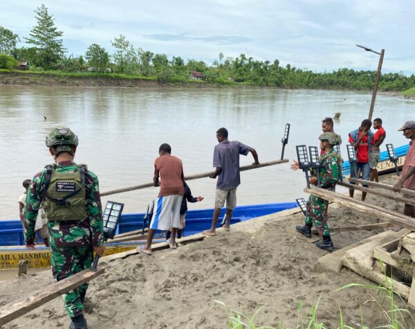 Bakti Sosial TNI Satgas Yonif 503/Mayangkara, Perluas Penerangan Distrik Krepkuri
