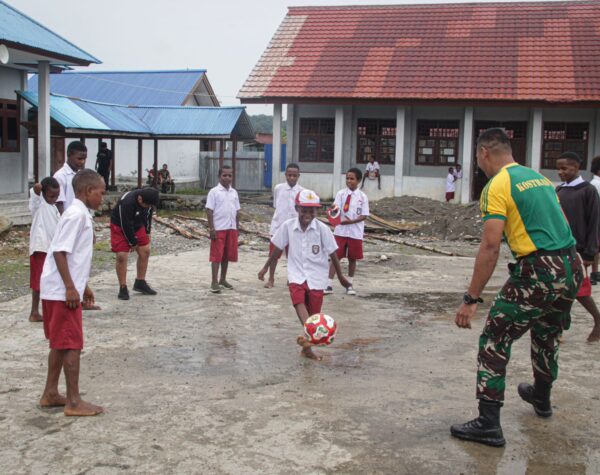 Bangun Motivasi Belajar, Kesatria Mayangkara Ajak Anak-anak Papua Olahraga Sepak Bola