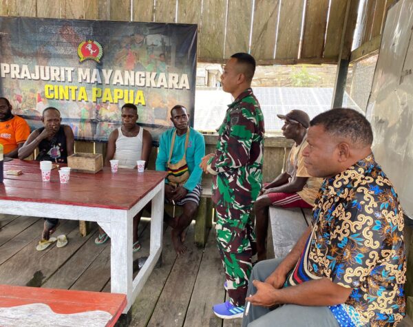 Satgas Yonif 503/Mayangkara Jalin Kedekatan dengan Masyarakat Mumugu Melalui Komunikasi Sosial