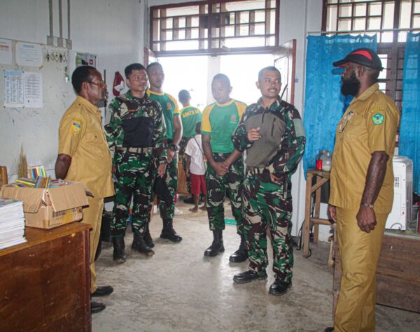 Bangun Masa Depan Bangsa, Satgas Yonif 503/Mayangkara Distribusikan Sarana Belajar di Papua
