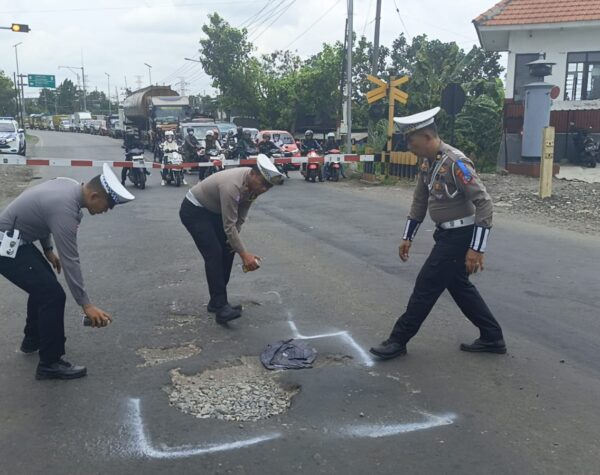 Cegah Laka Lantas, Satlantas Polres Mojokerto Kota Tandai Jalan Berlubang