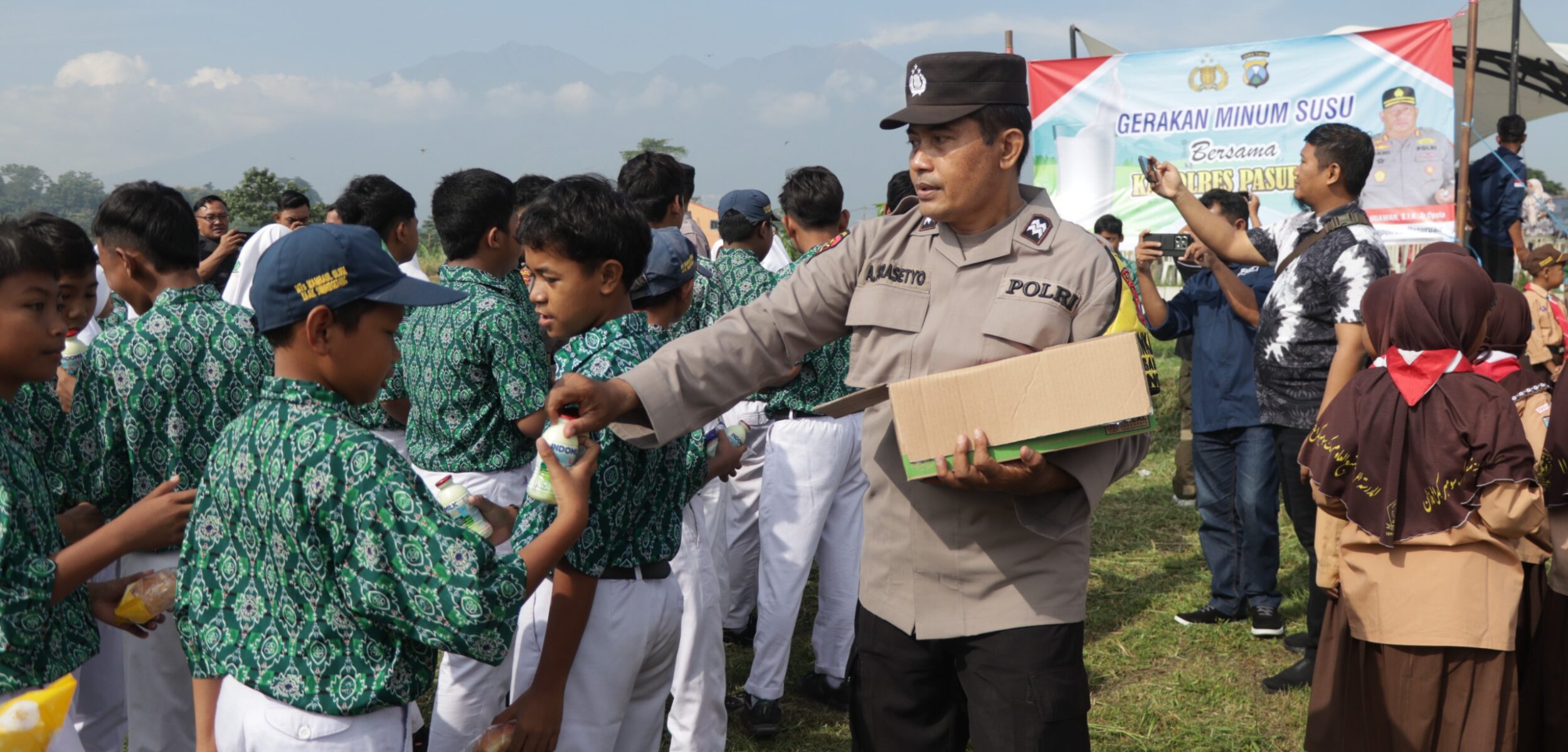 Jumat Curhat, Polres Pasuruan Bagi-bagi Susu untuk Anak-anak