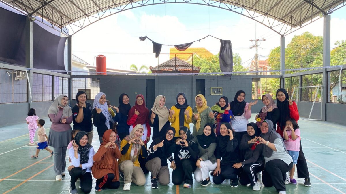 Foto Bersama Anggota Dharma Wanita Persatuan (DPW) Lapas Mojokerto Mengelar Latihan Rutin Bola Voli (Redaksi / Kabarterdepan.com)