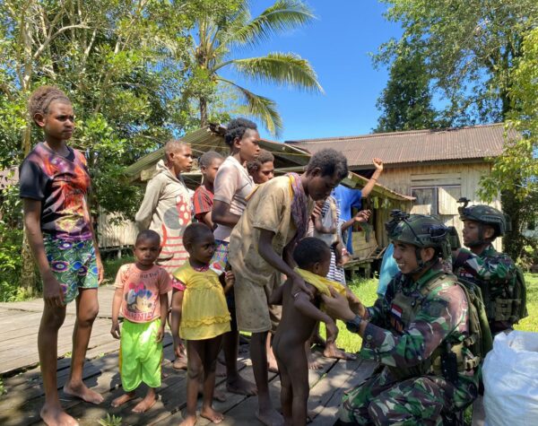 Wujud Keharmonisan, Satgas Yonif 503/Mayangkara Komsos Bersama Warga Krepkuri