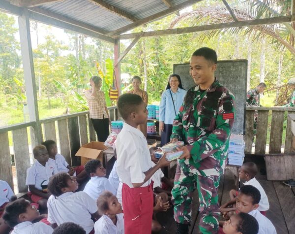 Alat Tulis Baru Satgas Yonif 503/Mayangkara untuk Semangat Belajar Anak Papua