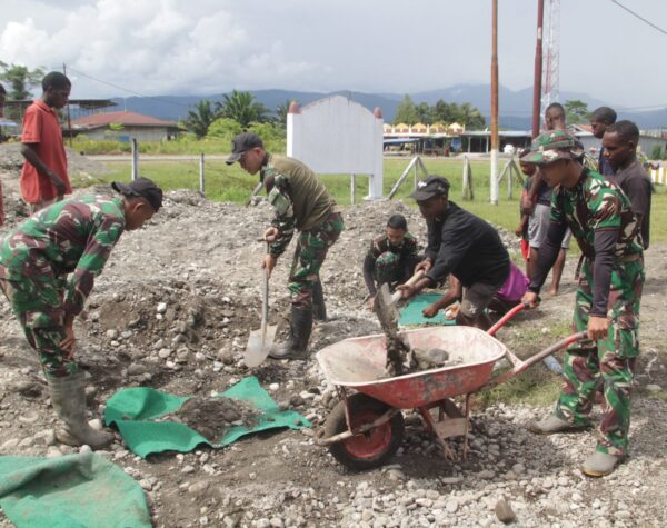 Bangun Fasilitas Gereja, Kolaborasi TNI Satgas Yonif 503/Mayangkara Bersama Pemuda Papua