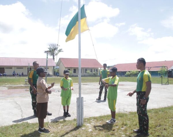 Bentuk Karakter Anak, Satgas Yonif 503/Mayangkara Terapkan Latihan Upacara di Sekolah