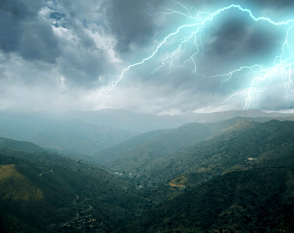 Cuaca Kabupaten Mojokerto Diprakirakan Hujan Petir 25-26 Maret 2025