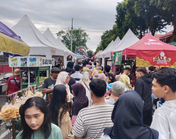 Ribuan Warga Kota Blitar Antusias Hadiri Bazar Ramadan di Jalan Kenanga