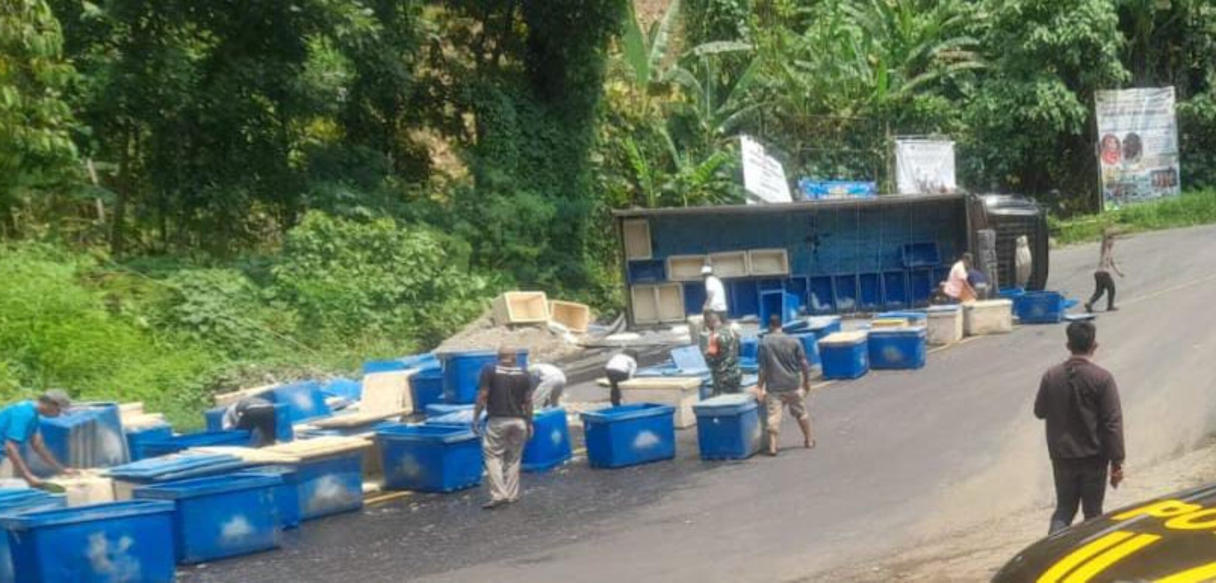 Kronologi Truk Muatan Udang Terguling di Tanjakan Baeud Warungkiara Sukabumi