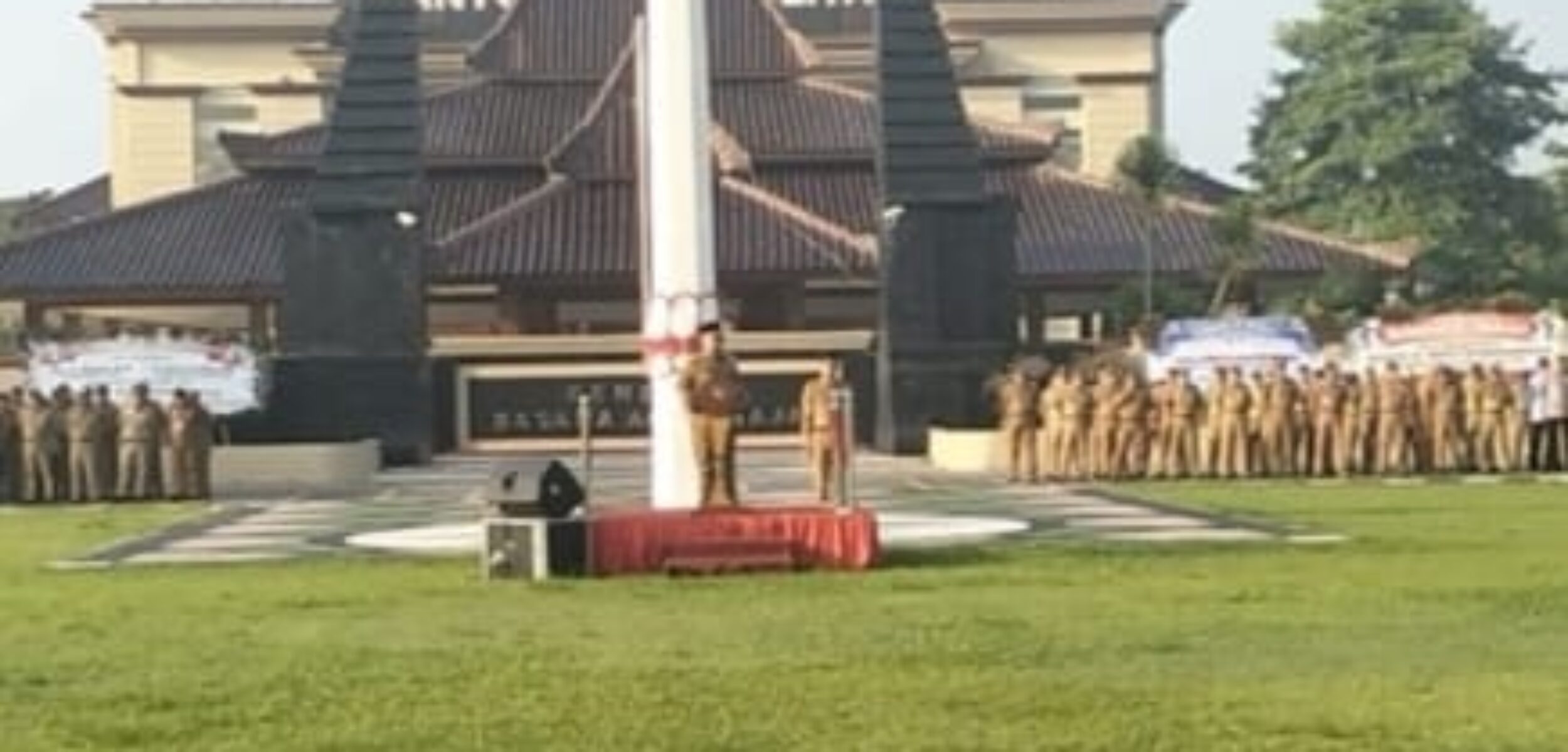 Hari Pertama Masuk Kerja, Bupati Blitar Rijanto Pimpin Apel ASN di Alun-alun Kanigoro