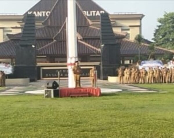 Hari Pertama Masuk Kerja, Bupati Blitar Rijanto Pimpin Apel ASN di Alun-alun Kanigoro