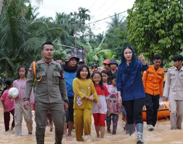 Bupati Dharmasraya Tinjau Lokasi Banjir di Abai Siat, Pastikan Logistik Korban Tercukupi