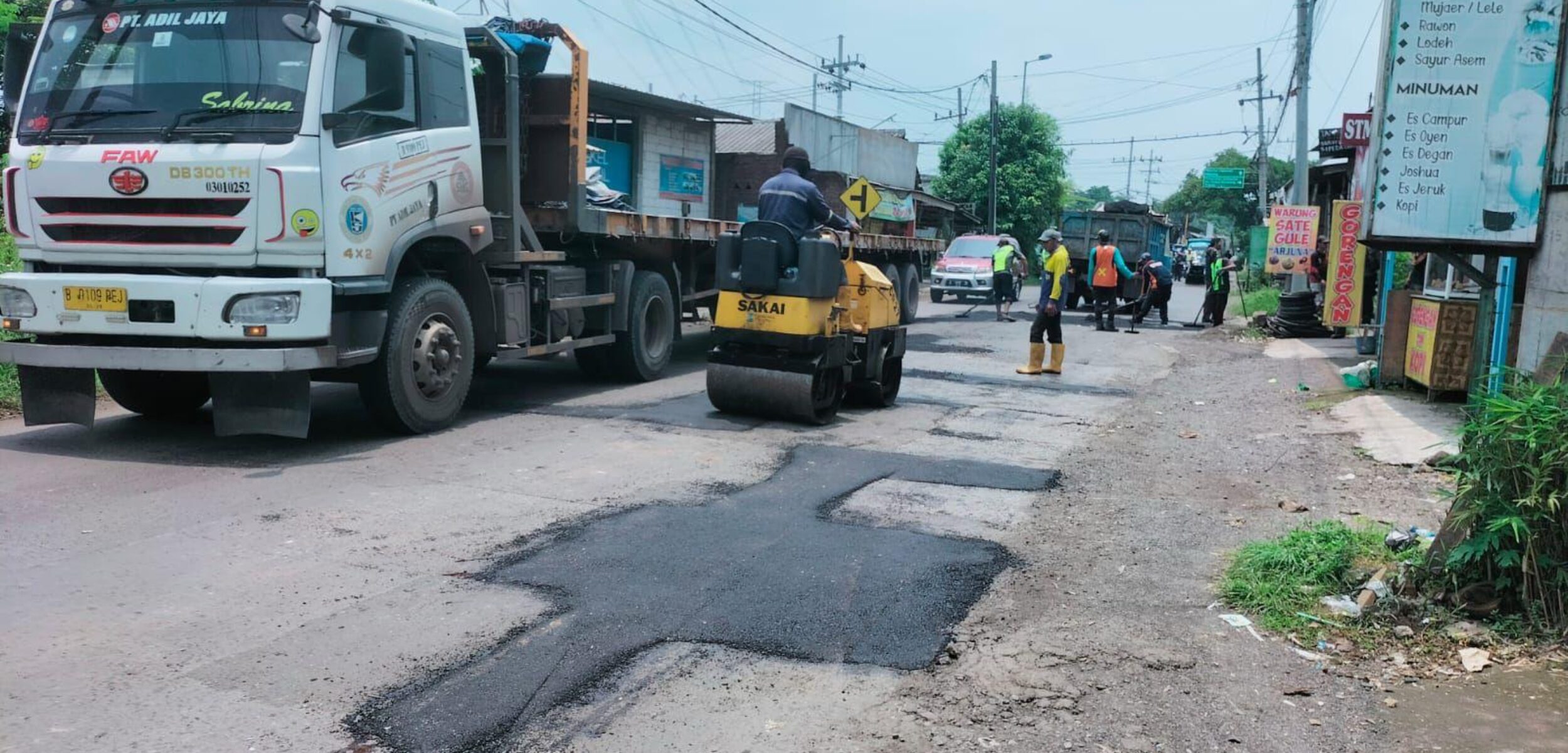 Petugas melakukan penambalan pada jalan berlubang di Desa Purwojati, Kecamatan Ngoro, Kabupaten Mojokerto (Dokumen DPUPR Kabupaten Mojokerto) 