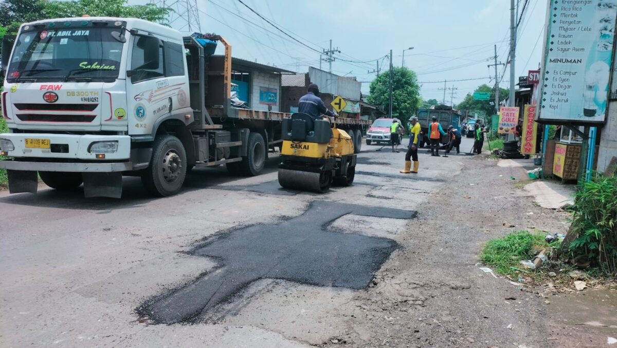 Petugas melakukan penambalan pada jalan berlubang di Desa Purwojati, Kecamatan Ngoro, Kabupaten Mojokerto (Dokumen DPUPR Kabupaten Mojokerto) 