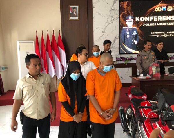 Pasutri yang terduga pelaku dalam konfrensi pers di Mapolres Mojokerto Kota, Selasa (4/3/2025) siang (Andy / Kabarterdepan.com) 