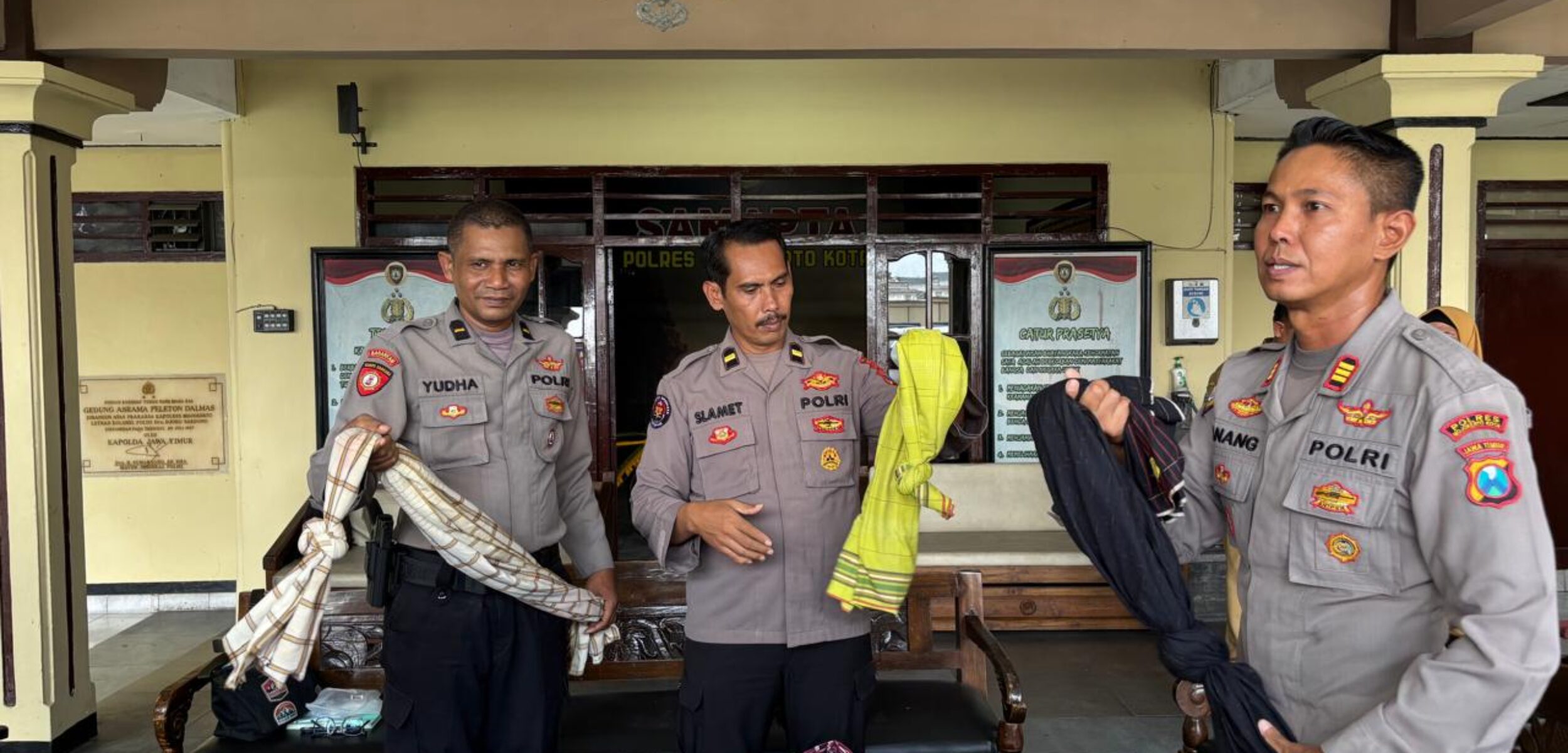 Polisi mengamankan barang bukti sarung yang digunakan belasan remaja di Kota Mojokerto untuk perang sarung (Redaksi / Kabarterdepan.com) 