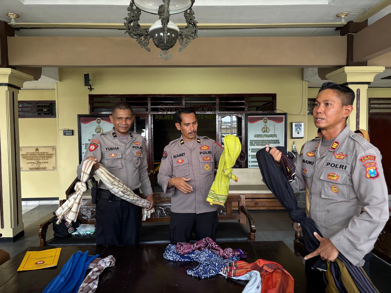 Polisi mengamankan barang bukti sarung yang digunakan belasan remaja di Kota Mojokerto untuk perang sarung (Redaksi / Kabarterdepan.com) 